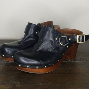 Black Kork ease wooden clogs
